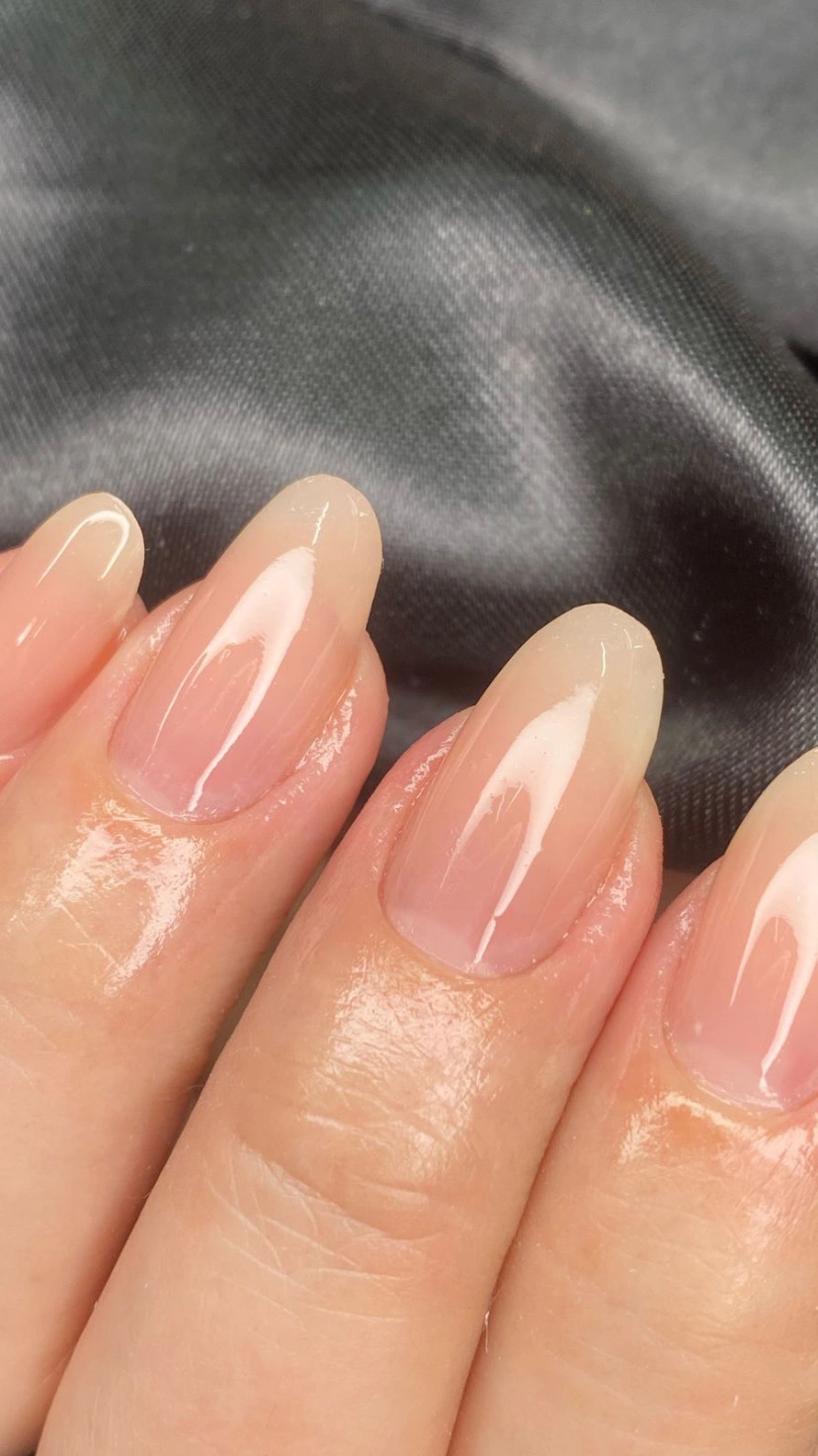 Esmaltção em base clara e brilohosa